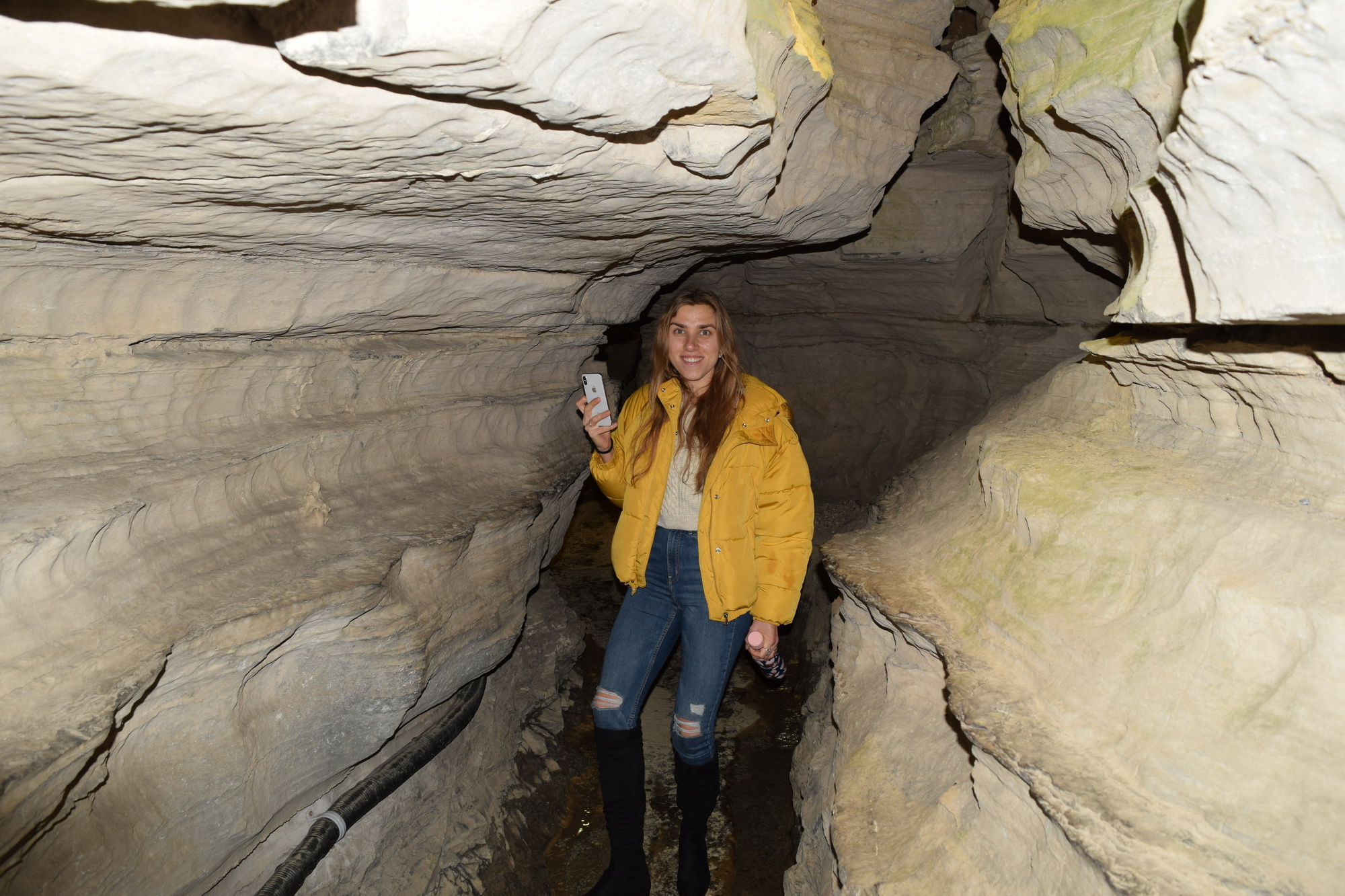 Если у кого-то клаустрофобия, то лучше в пещеры не ходить:)